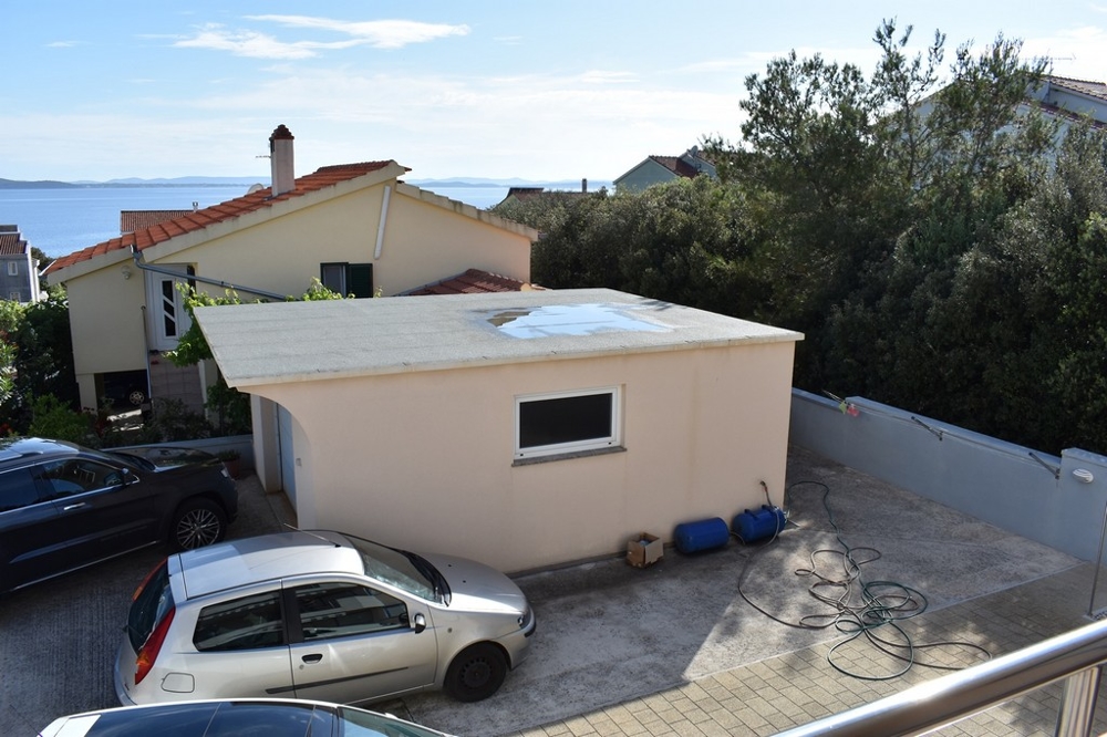 Garage und Stellplätze im Außenbereich der Immobilie H1500, Kroatien.