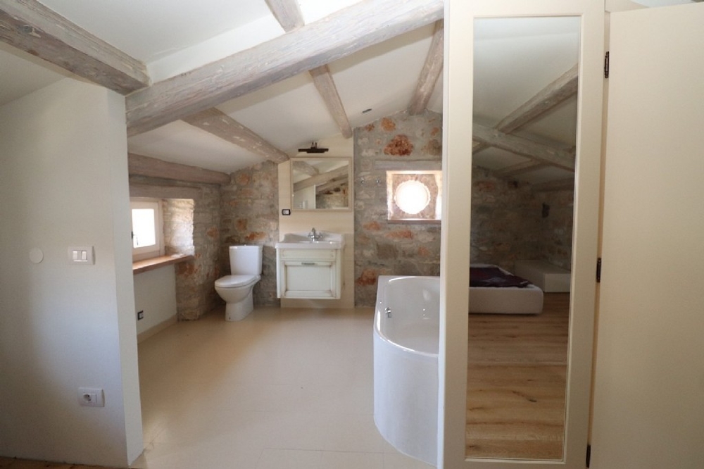 Badezimmer en-suite im Dachgeschoss des Steinhauses H1508 in Istrien.