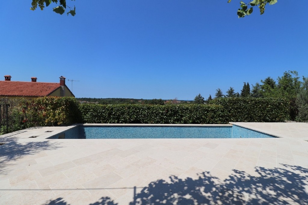 Sicht auf die Terrasse und den Swimmingpool mit Blick auf die Umgebung in der Region Porec.