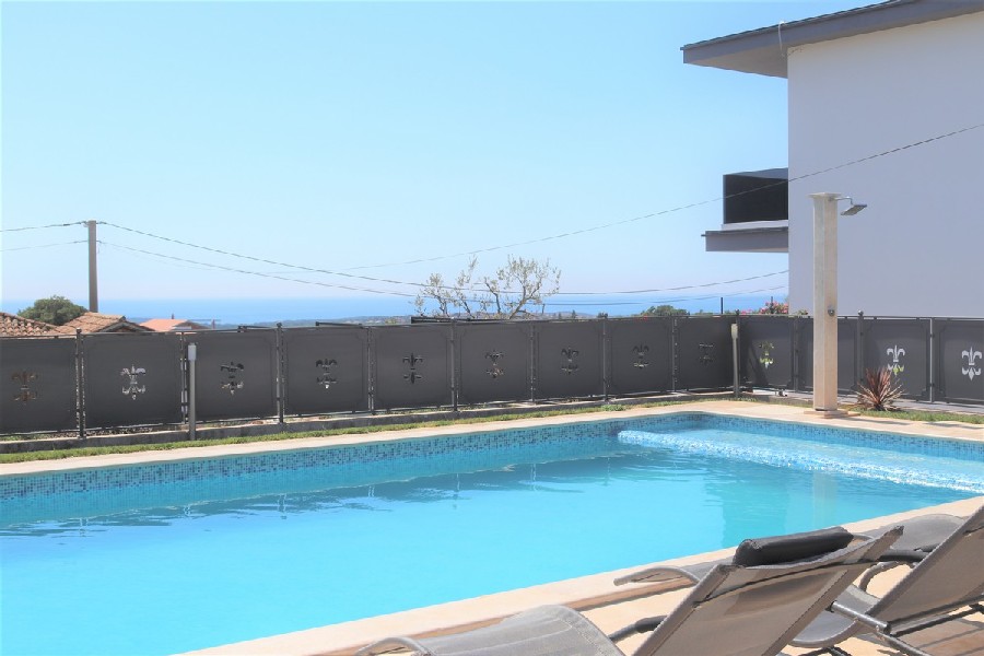 Swimmingpool und Meerblick vom Pool bzw. der Sonnenterrasse des Hauses H1512, das in Kroatien zum Verkauf steht.