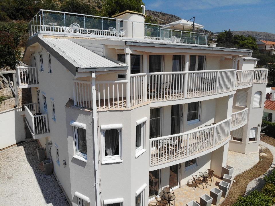 Sicht auf eine Terrasse der Immobilie mit einem Grill im mediterranen Stil in Mittel Dalmatien.