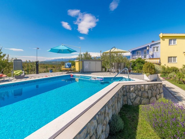 Sicht auf den Swimmingpool und das Haus mit Garten in der Region Zadar.