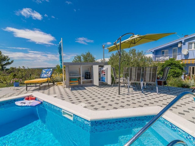 Sicht auf die Bar beim Swimmingpool mit Sonnenschirm in Nord Dalmatien.