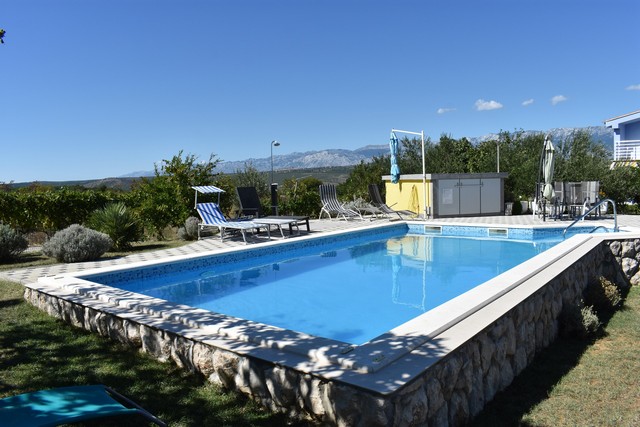 Blick vom Garten auf den Swimmingpool und die Umgebung der Immobilie H1525 in Kroatien.