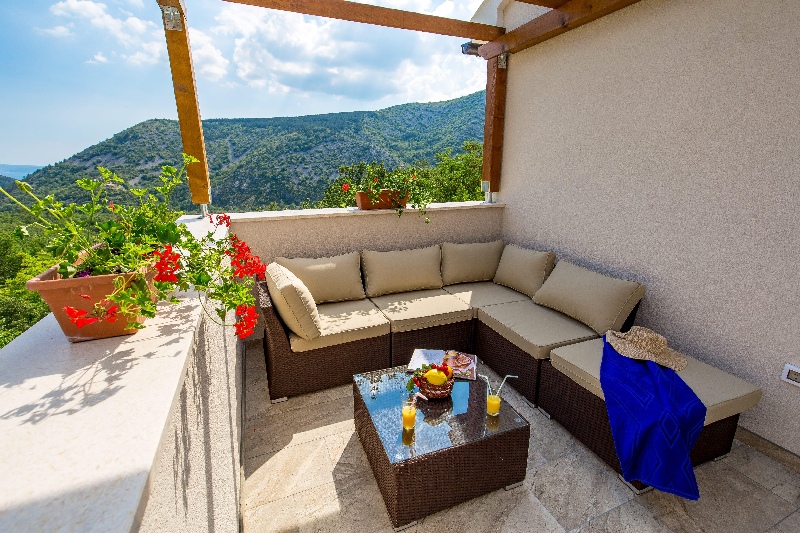 Terrasse mit Blick ins Grüne - Haus H1531 zum Verkauf bei Crikvenica, Kroatien.