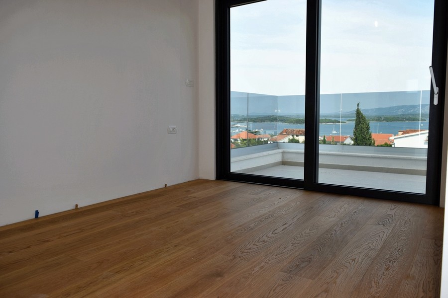 Blick von einem der Schlafzimmer im Obergeschoss der Villa H1539 in Kroatien - Panorama Scouting.
