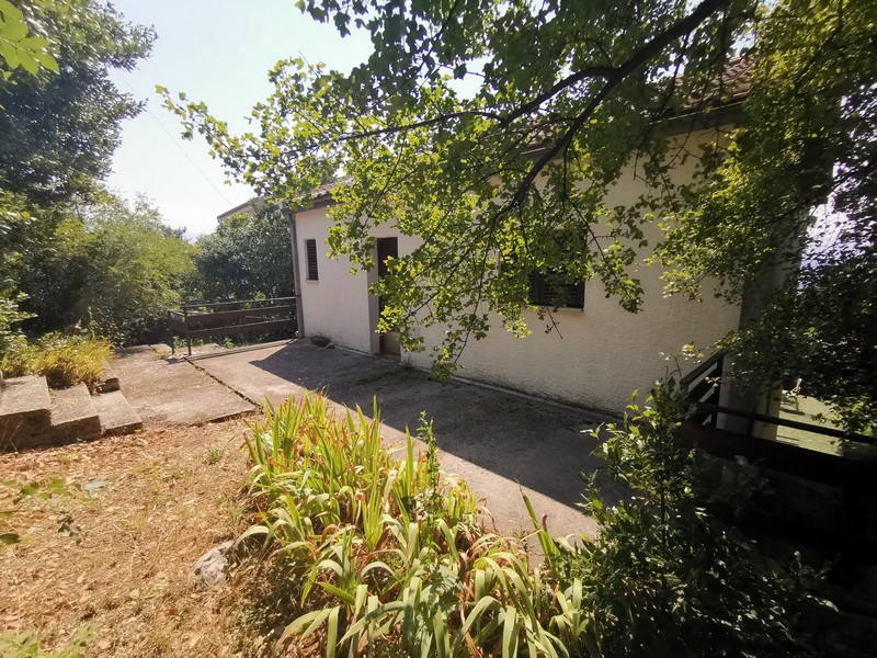 Blick auf den Eingang des Hauses mit Sicht auf den Garten und die Umgebung - Haus kaufen Kroatien.