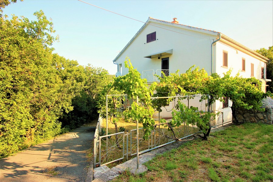 Sicht auf die Einfahrt zum Grundstück mit dem Haus im Hintergrund - Einfamilienhaus kaufen Kroatien.