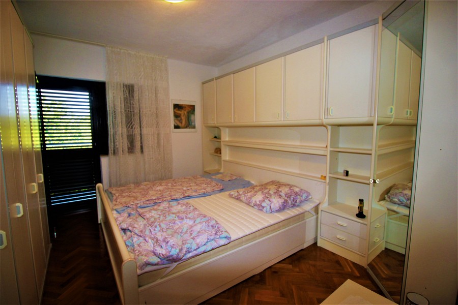 Weiteres Schlafzimmer des Einfamilienhauses mit Doppelbett und Ausgang zum Balkon - Haus kaufen Kroatien.