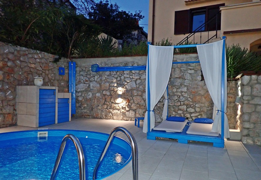 Sicht auf den Swimmingpool mit Liegebereich des Steinhauses - Haus kaufen Kroatien.