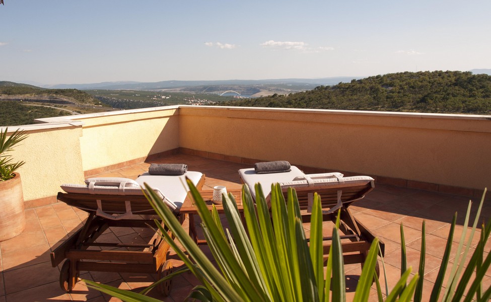 Sicht auf die Dachterrasse mit Blick auf die Umgebung und das Meer - Haus kaufen Kroatien.
