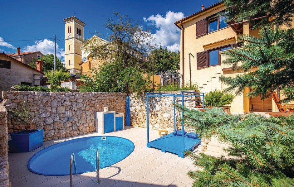 Sicht auf den Innenbereich des Hofs mit Swimmingpool und Liegebereich - Steinhaus kaufen Kroatien.
