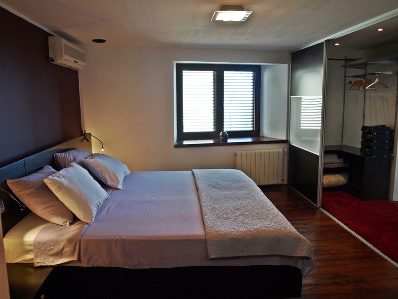 Ein Schlafzimmer der Immobilie im Erdgeschoss mit Fenster - Steinhaus kaufen Kroatien.