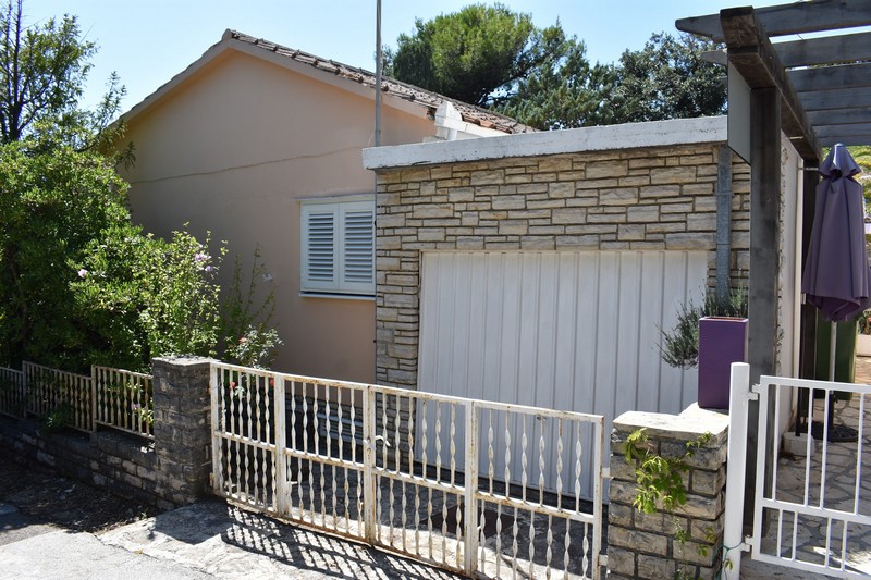 Garage und seitliche Ansicht der Immobilie H1567 in der Region Zadar, Kroatien.