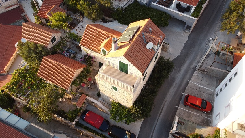 Steinhaus-Villa bei Omis in Kroatien.
