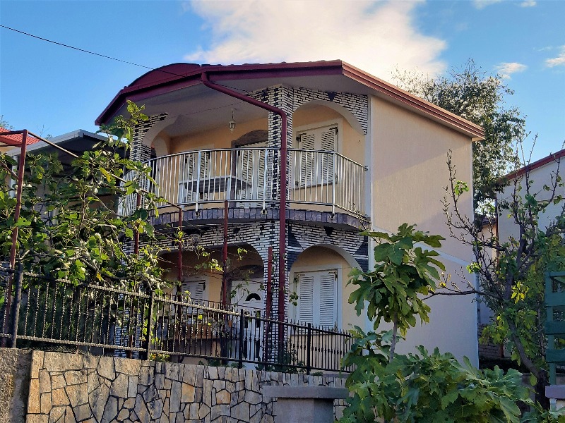 Sicht von der Straße auf die Immobilie H1591 - Mehrfamilienhaus kaufen Kroatien.