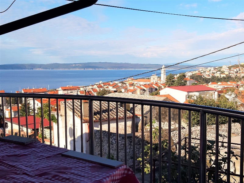 Blick vom Balkon im Obergeschoss auf die Umgebung und das Meer in Novi Vinodolski.