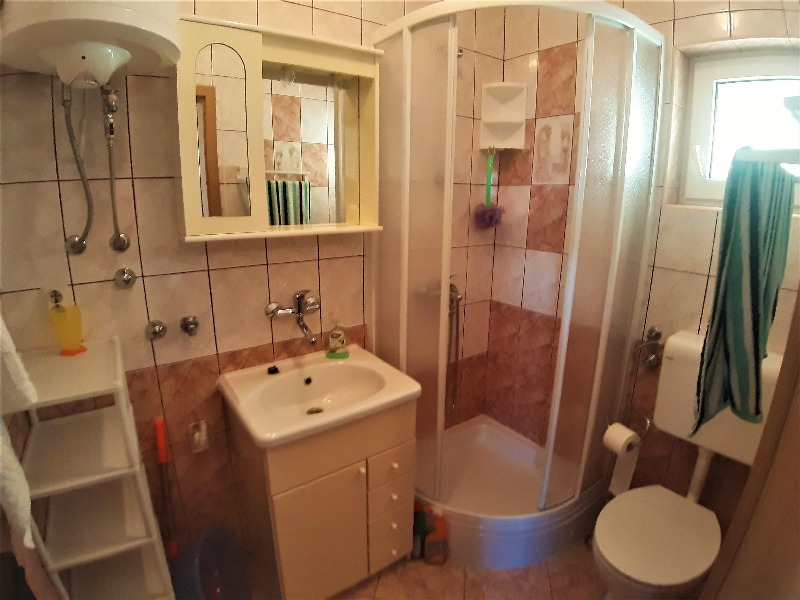 Ein Badezimmer der Immobilie H1591 mit Dusche und WC in der Kvarner Bucht.