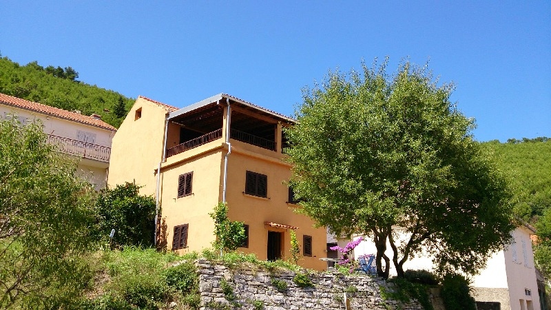 Sicht auf die Rückseite des Hauses mit Blick auf den großen überdachten Balkon - Steinhaus kaufen Kroatien.