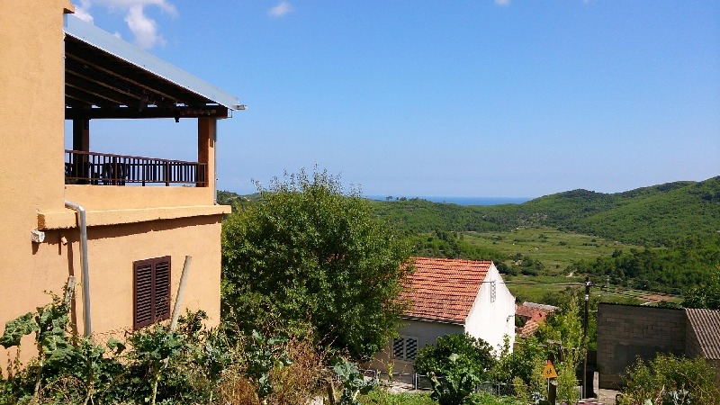 Blick auf das Haus und die Umgebung im Grünen und das Meer - Haus kaufen Kroatien.