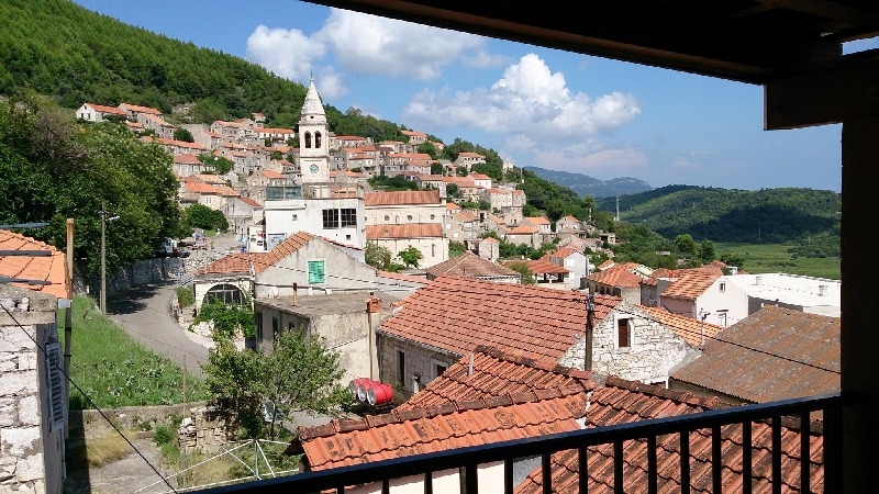 Genaueren Blick auf die Ortschaft von dem überdachten Balkon - Steinhaus kaufen Kroatien.