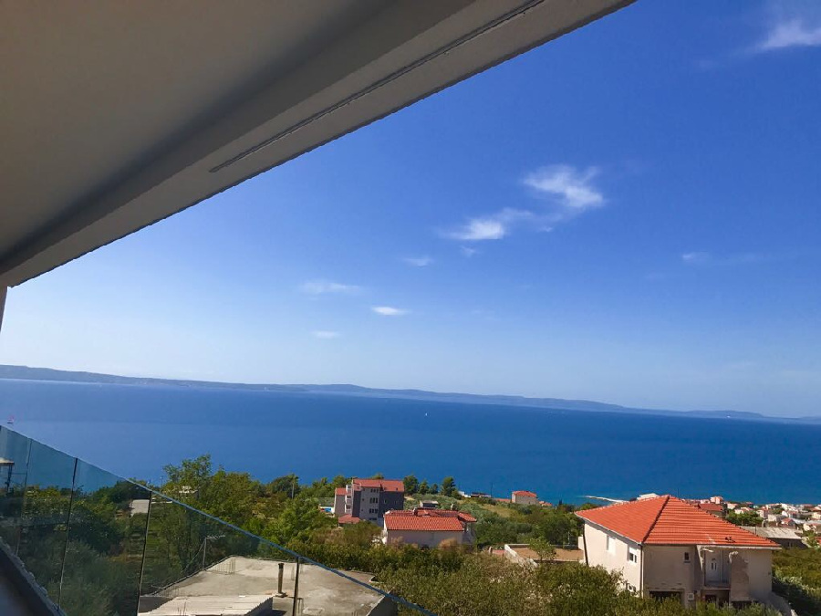 Bessere Sicht auf den Wohnbereich mit großer Sitzgruppe der Villa in Mittel Dalmatien.