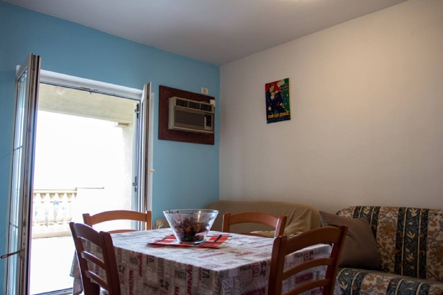 Ein Ess- und Wohnbereich einer Wohnung mit Ausgang zum Balkon - Haus kaufen Kroatien.