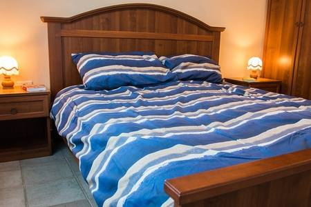 Ein Schlafzimmer mit Doppelbett der Immobilie H1615 in der Region Pula.