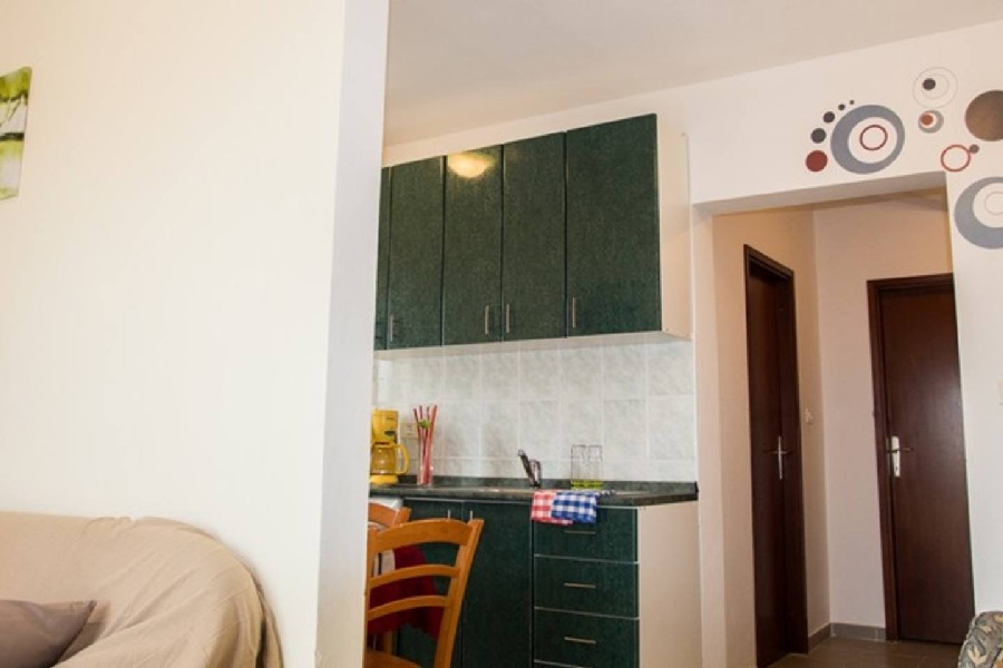 Sicht vom Wohnbereich einer Wohnung auf die Küchenzeile in Istrien.