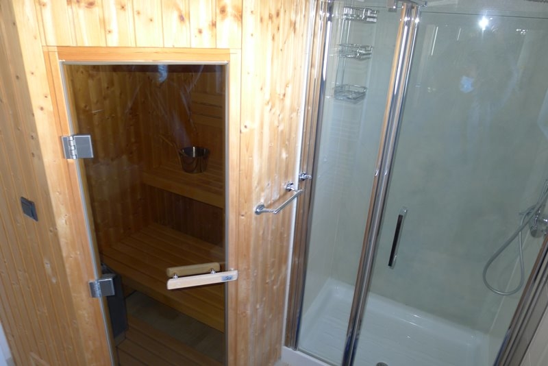 Sauna und eine angeschlossene Dusche.