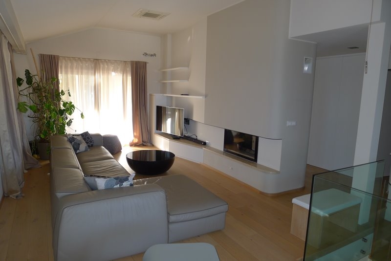 Luxuriös eingerichteter Wohnbereich mit Kamin - Villa H1679 bei Opatija in Kroatien.