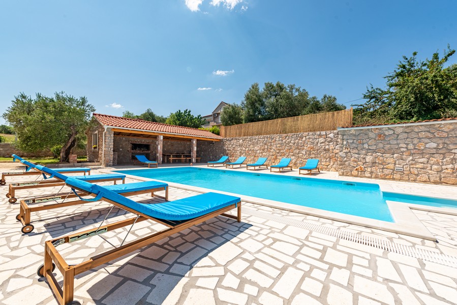 Haus mit mediterranem Stil und großem Pool kaufen