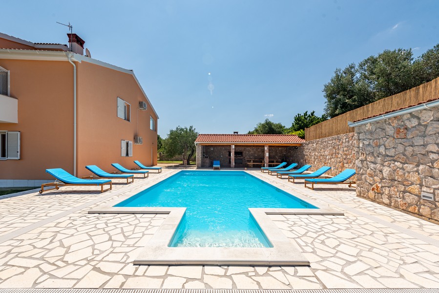 Schöner Pool mit großer Liegefläche am Haus - Immobilien Kroatien