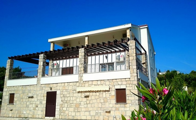 Appartementhaus auf der Insel Solta in Kroatien zum Verkauf - Panorama Scouting.