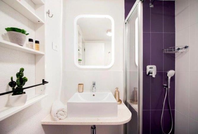 Badezimmer mit lila Einrichtungselementen.