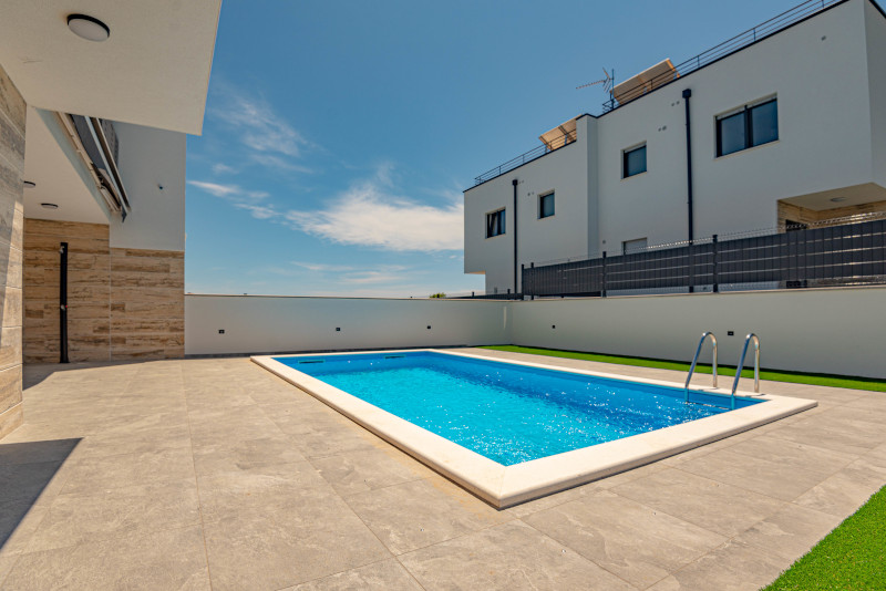 Swimmingpool des Hauses H1775, das in Vodice, Kroatien zum Verkauf steht.