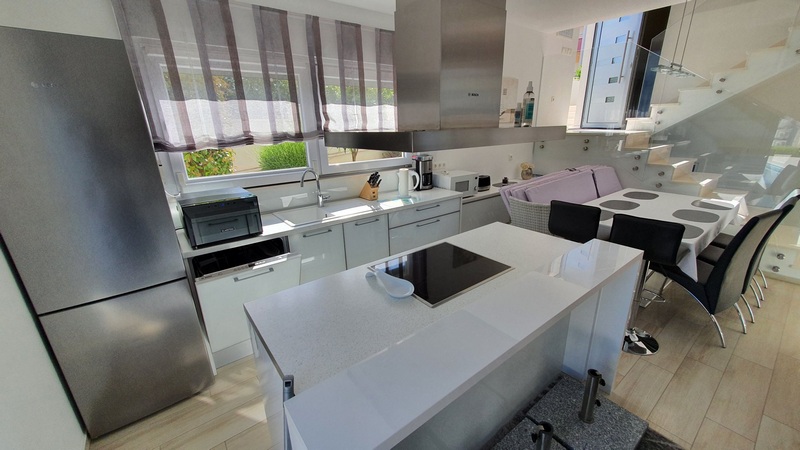 Moderne Küche der Immobilie H1783, Insel Ciovo, Kroatien.