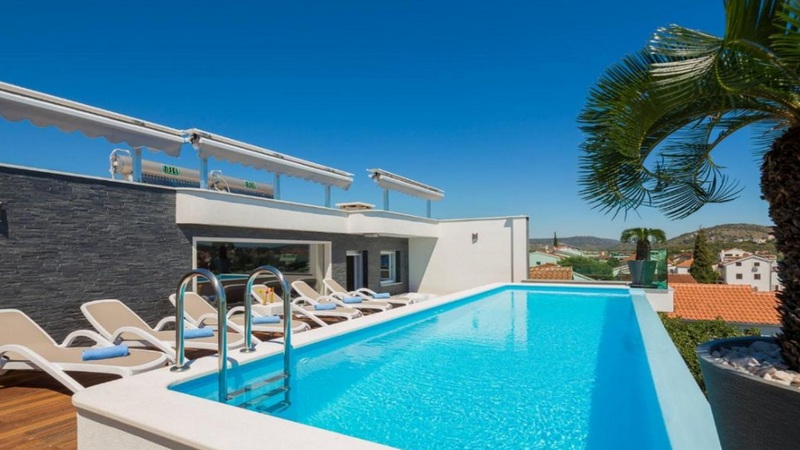 Luxusvilla mit Swimmingpool auf der Dachterrasse in Rogoznica, Dalmatien - Panorama Scouting.