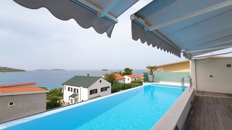 Swimmingpool auf der Dachterrasse mit Meerblick - Panorama Scouting Immobilien.
