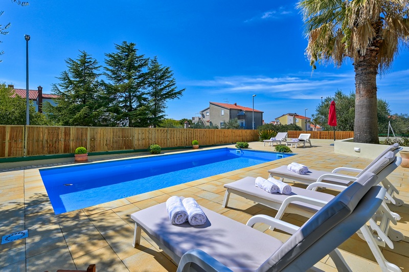 Swimmingpool und Sonnenterrasse der Immobilie H1804, Zadar, Kroatien - Panorama Scouting.
