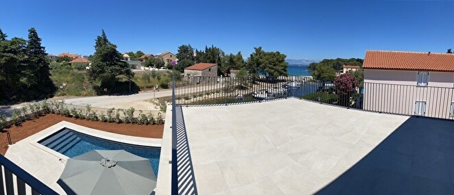 Terrasse mit Meerblick der Villa H1809, zum Verkauf auf Ugljan in Kroatien - Panorama Scouting.