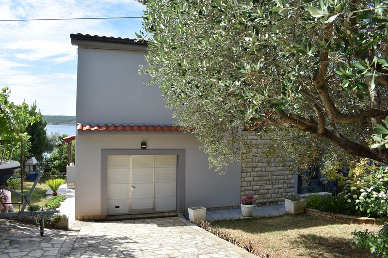 Garage und Eingangsbereich - Rückseite des Hauses H1818, Posedarje, Kroatien.