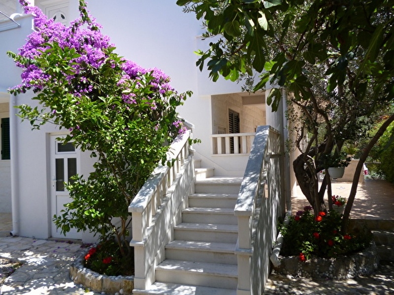 Eingangsbereich des Hauses H1858, das auf der Insel Pasman in Kroatien zum Verkauf steht.