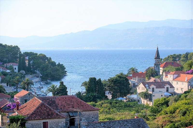 Mediterranes Haus mit Meerblick auf der Insel Brac in Kroatien kaufen - Panorama Scouting.
