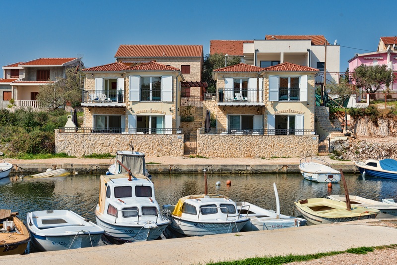 Häuser direkt am Meer bei Rogoznica in Dalmatien zum Verkauf - Panorama Scouting Kroatien.