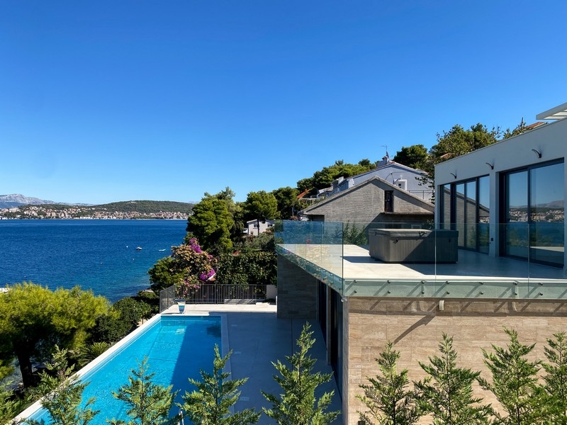 Moderne Villa in der ersten Reihe zum Meer in Kroatien kaufen - Panorama Scouting.