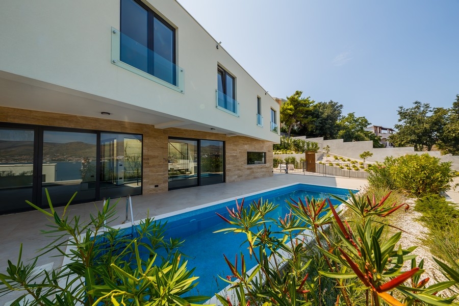 Moderne Villa mit Swimmingpool auf der Insel Ciovo in Kroatien zum Verkauf.