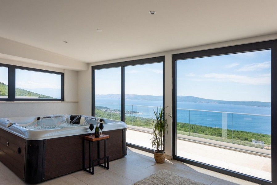 Wohnzimmer mit Blick auf die Terrasse und das Meer.