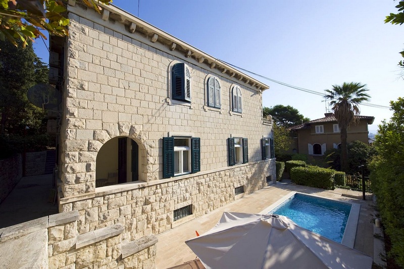 Traditionelle Stein-Villa mit Pool und Meerblick in zentraler Lage in Split, Kroatien.