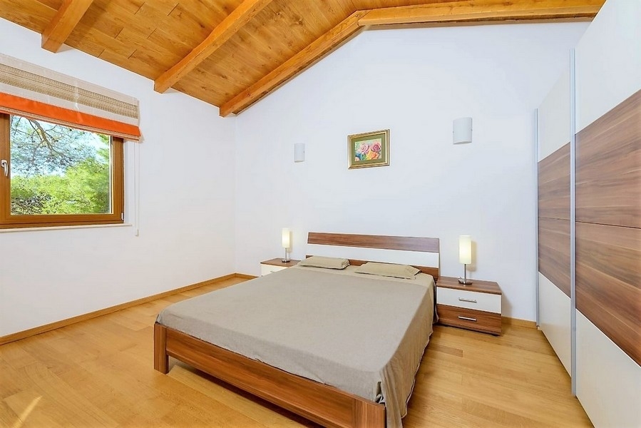 Auf diesem Bild sieht man das attraktive und komfortable Schlafzimmer der Immobilie H2092, die in Insel Ciovo + Trogir zum Verkauf steht.